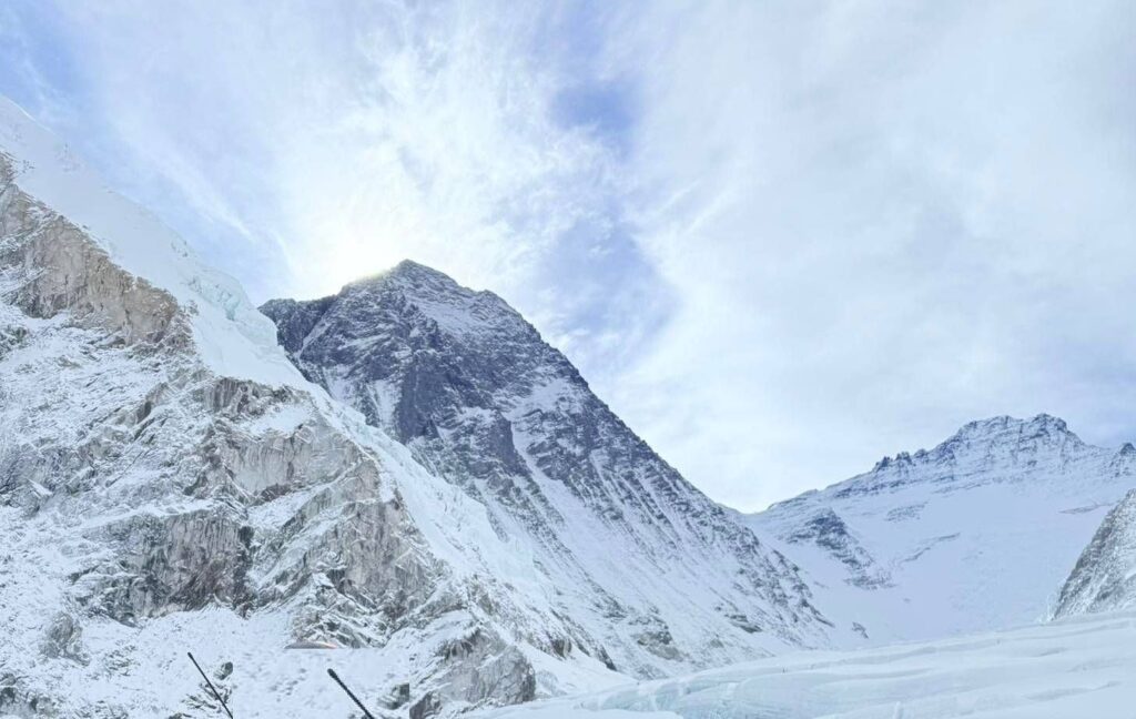 Népal, trois alpinistes italiens morts. Farnesina : "Deux disparus, 5 autres injoignables"