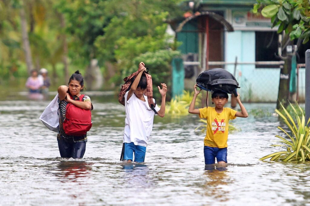 Philippines, arrivée du super typhon Fung-wong : près d'un million d'évacués