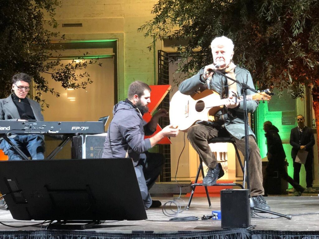 Ron vit sur la Piazza Mastai à Rome pour Aisla : "C'est important de sensibiliser"