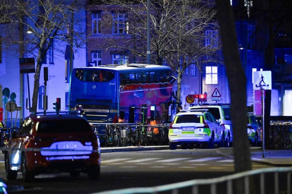 Stockholm, un bus renverse des personnes à un arrêt : 3 morts et 3 blessés. Le conducteur a été arrêté