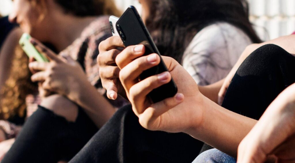 Tout le monde parle de l’UE, dans une année de boom des interactions en ligne, mais le sentiment est négatif : données Socialcom