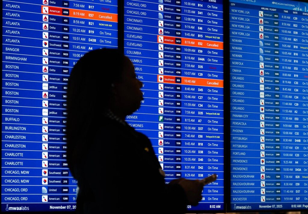 USA, chaos dans 40 aéroports à cause de la fermeture : plus d'un millier de vols annulés