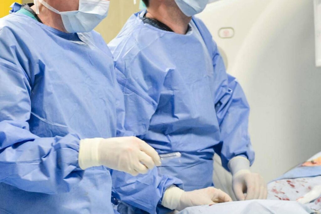 Début de l'anastomose magnétique du côlon sans points de suture : record du monde à Bergame