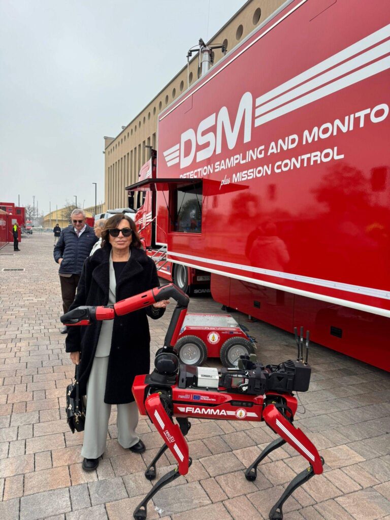 C'est ainsi que travaille Fiamma, un chien robot "microbiologiste" au service des pompiers