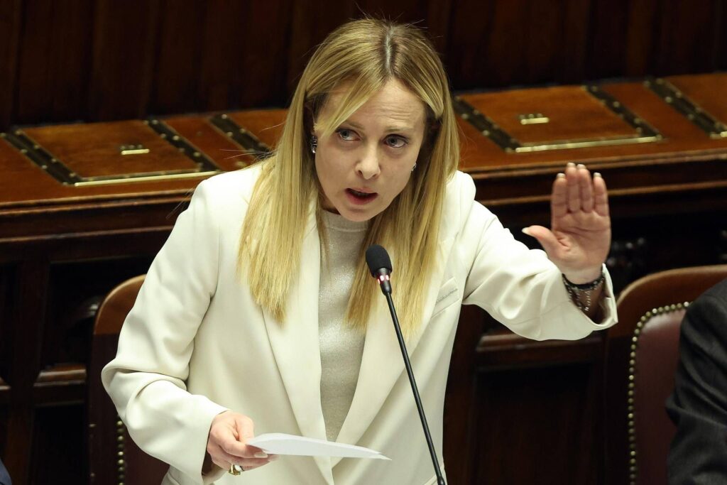 Iran, Meloni : "Nous ne sommes pas en guerre et nous ne voulons pas y entrer. Le PD louche sur les bombes américaines" : feu vert à une résolution majoritaire