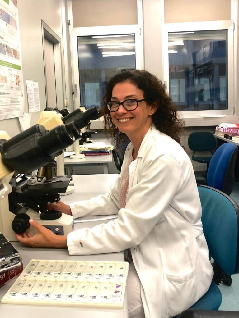 Le pathologiste entre crise professionnelle et IA : "Derrière un rapport il n'y a pas de machine"