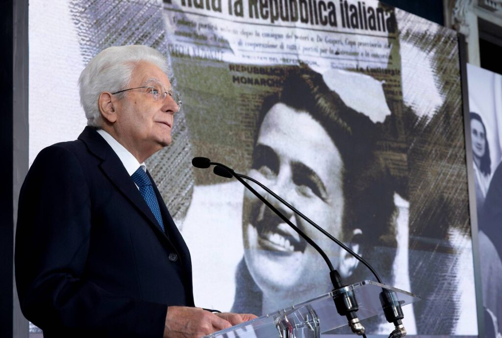 Mattarella : « Les femmes votent la révolution authentique du 2 juin 1946, mettant fin à une histoire de discrimination vieille de plusieurs siècles »