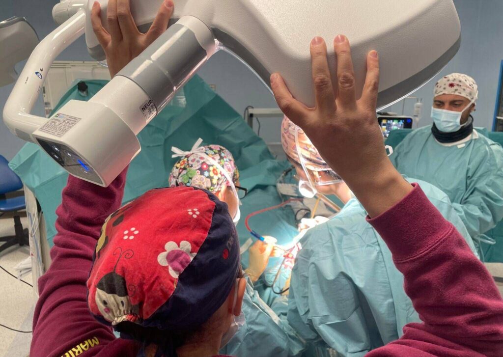 Médecine, intervention neurochirurgicale éveillée avec hypnose, lésion cérébrale enlevée