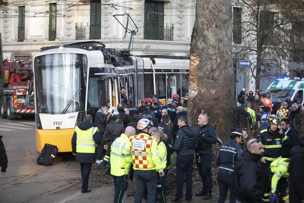Milan, un tramway déraille dans le centre : deux morts et 48 blessés. Le chauffeur : "J'ai eu une maladie"