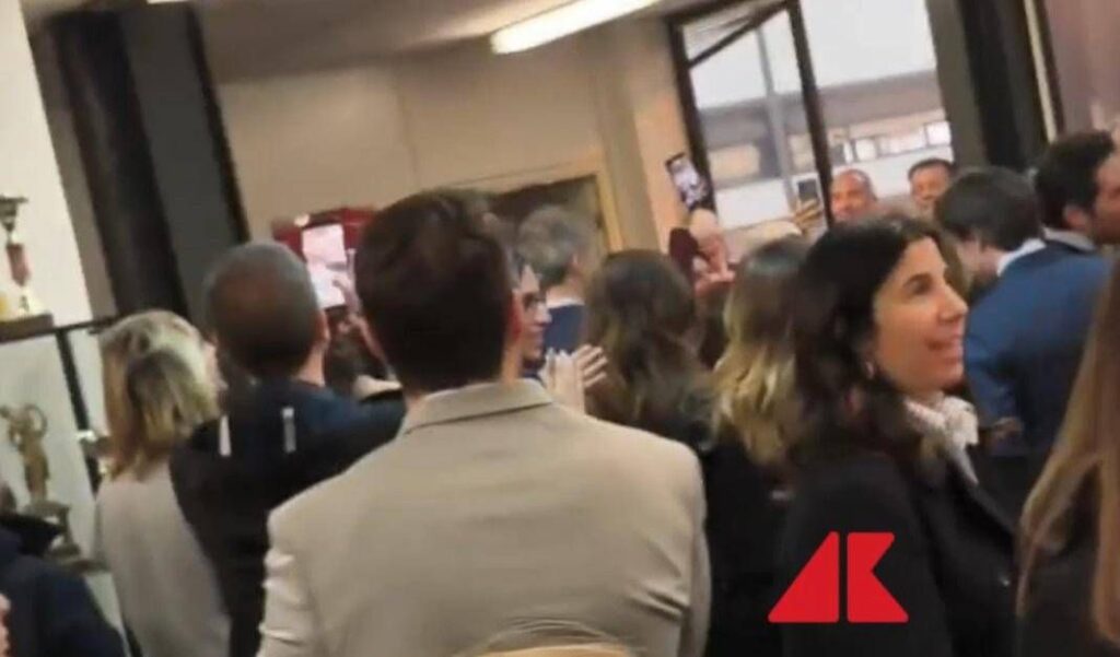 Référendum, "Non" à venir : toasts, "Bella Ciao" et chants contre Meloni à l'Anm de Naples - Vidéo