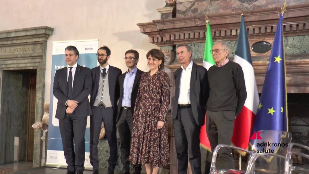 Soins de santé, experts discutant de l'innovation et de la durabilité du NHS