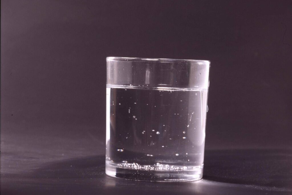 Boire de l'eau chaude le matin ou le soir ? Conseils d'experts