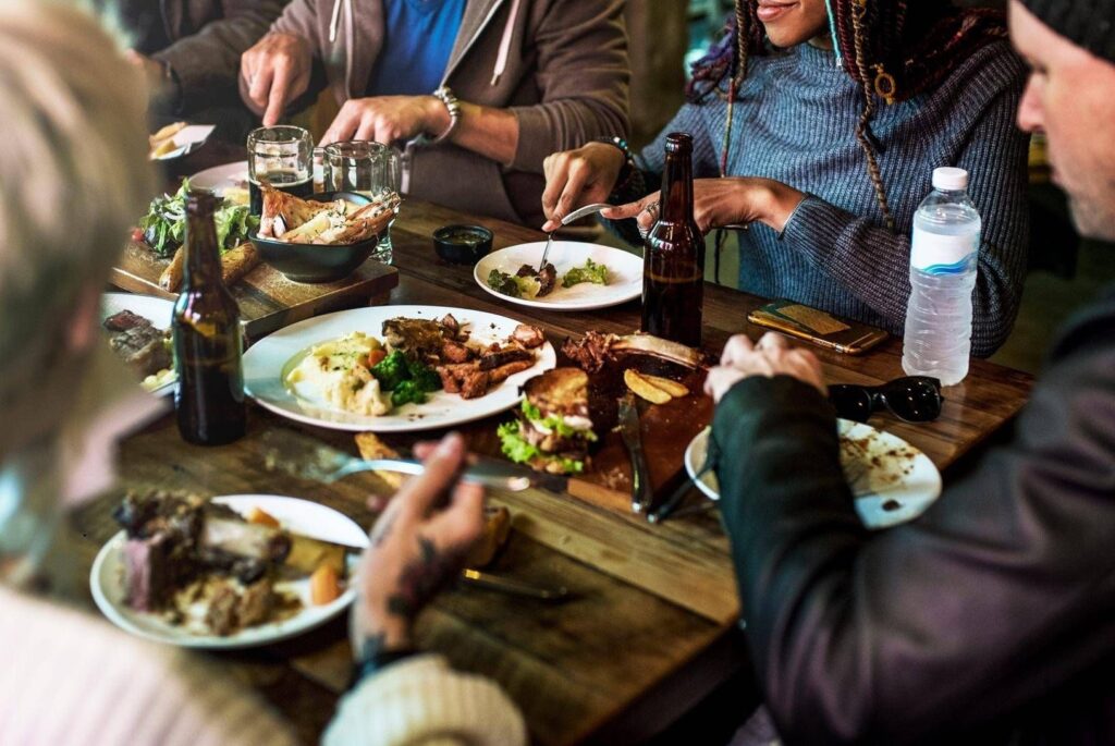 De la colombe aux œufs, jusqu'à 3 000 calories pour le déjeuner : conseils d'experts après les excès
