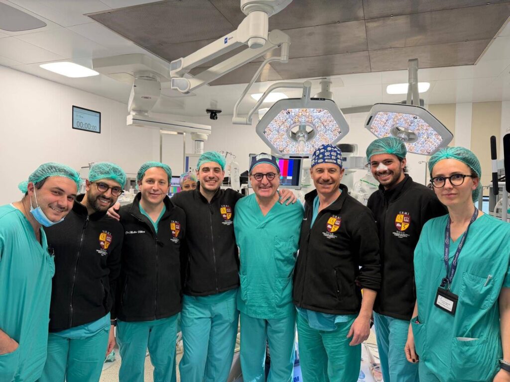 Double opération chirurgicale record à Rome : reconstruction de la vessie et implantation d'une prothèse pénienne