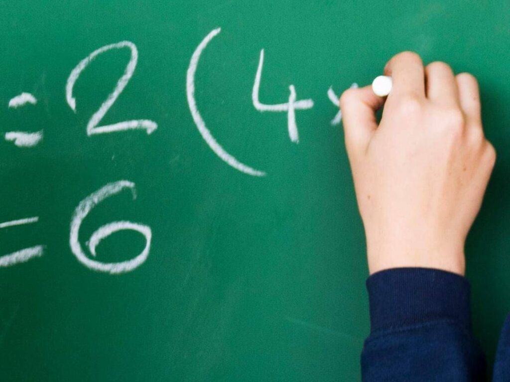 Ecole, augmentation de 143 euros pour les enseignants. Meloni : « Troisième renouveau du secteur de l'Éducation depuis le début de la législature : du jamais vu auparavant »﻿