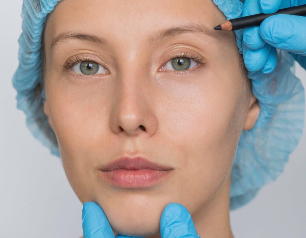 La chirurgie esthétique en hausse, mais c'est une révolution « douce » : les tendances des seins aux produits de comblement