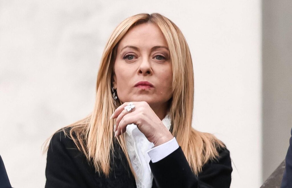 Le gouvernement écarte la possibilité d'un vote anticipé, la question du remaniement reste sur la table de Meloni