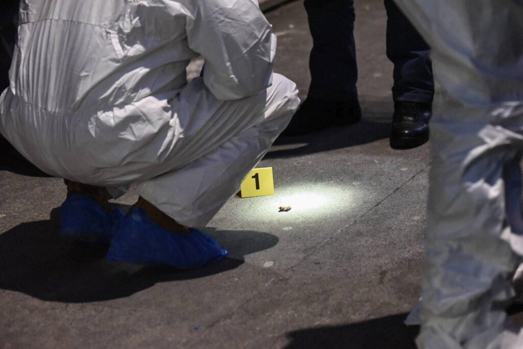 Lecce, une balle dans la tempe avec le pistolet du partenaire de la mère : il meurt à 17 ans, hypothèse d'une fusillade accidentelle