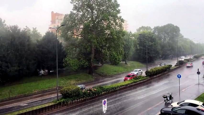 Bombe à eau à Milan : grêle, averses et rafales de vent – Vidéo