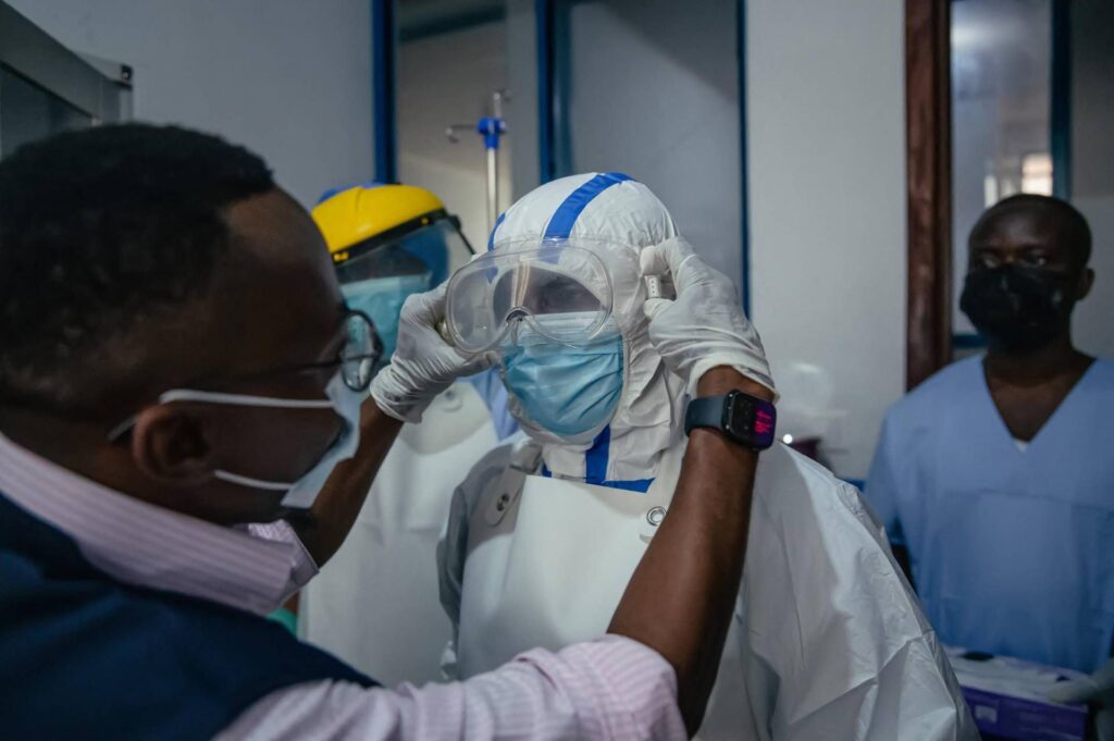 Ebola, « l’épidémie n’est pas maîtrisée ». L'alarme et la stratégie pour « apprivoiser » le virus grâce à l'IA et aux vaccins