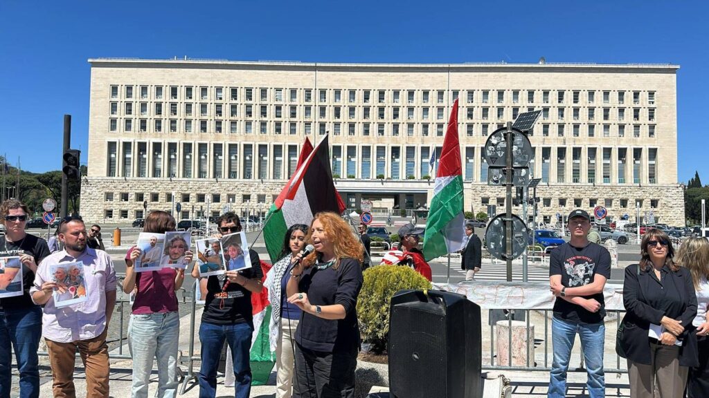 Flottille, garnison à la Farnesina pour la libération de deux militants : "Ils étaient sur un bateau italien". Appel déposé auprès de la Cour des Droits de l'Homme