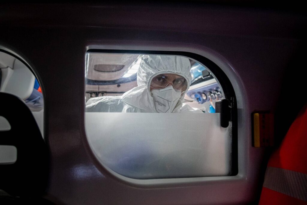 Hantavirus, Ministère de la Santé : protocoles de surveillance activés sur 4 passagers du vol KLM qui ont transité par Rome. On les trouve maintenant en Calabre, en Campanie, en Toscane et en Vénétie.