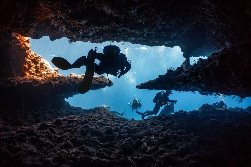 Italiens morts aux Maldives, une nouvelle hypothèse surgit : "Des plongeurs aspirés dans des grottes par l'effet Venturi"
