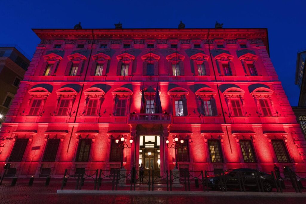 Journée mondiale de la sclérose en plaques, l'Italie s'illumine en rouge