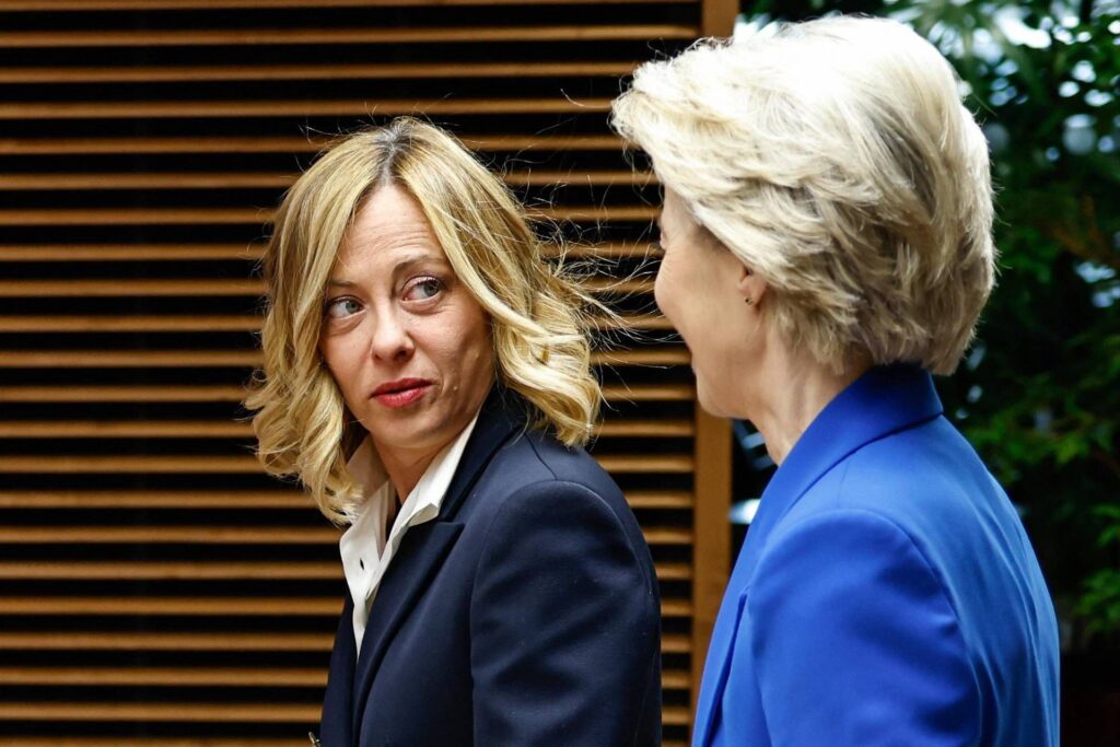 L'UE fait pression sur Meloni sur les ressources énergétiques. Et le gouvernement gèle le dossier du réarmement et de la défense