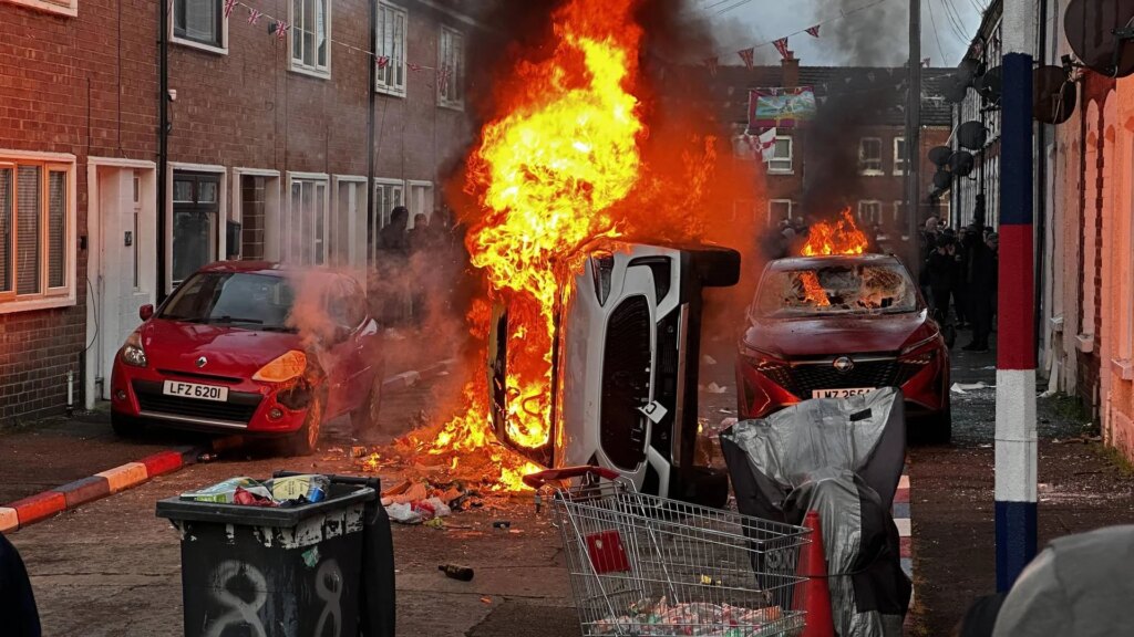 Belfast, manifestations anti-migrants et violences après une attaque choc : c'est une « chasse » aux étrangers. Elon Musk et Reform UK chevauchent « l'émeute »