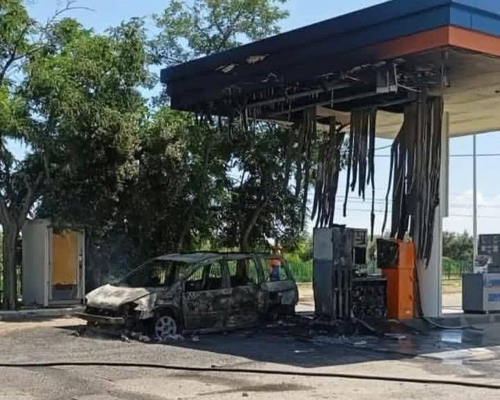 Cosenza, massacre de migrants sur la SS 106 : 4 corps calcinés dans la voiture. Deux personnes arrêtées pour meurtre