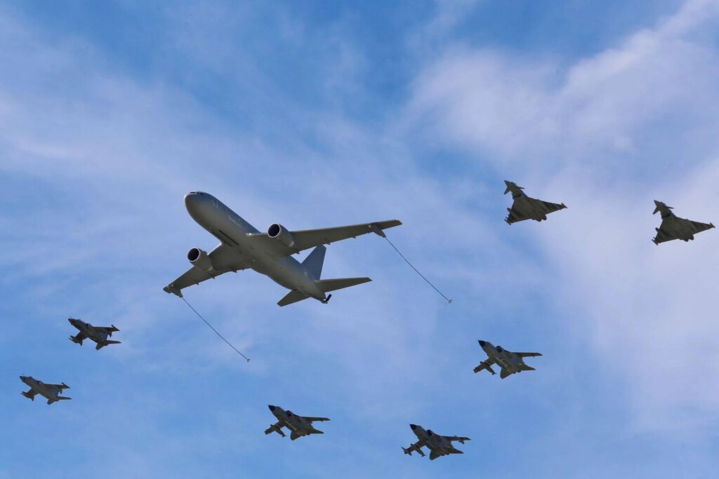 Des combattants de l'OTAN abattent un drone dans le ciel letton