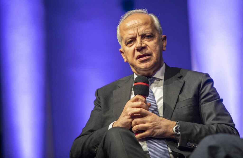Le CDM donne son feu vert aux décrets sur l'intelligence artificielle, Piantedosi : "Au service de la police, mais pas de Big Brother"