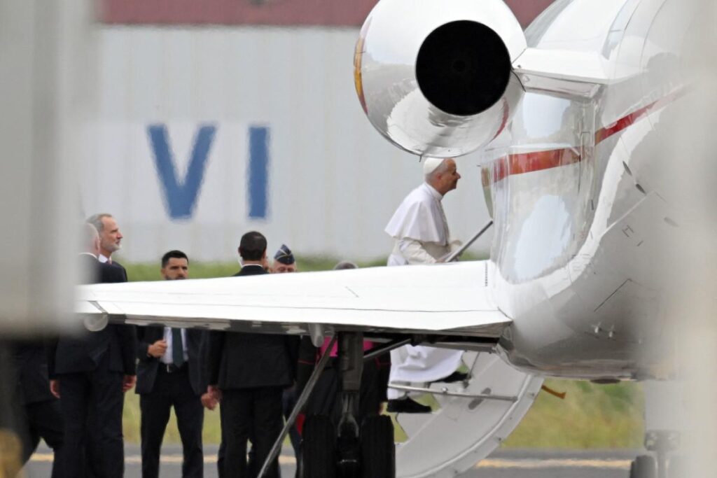 Léon XIV, problème technique sur le vol retour : il rentre à Rome dans l'avion du roi d'Espagne