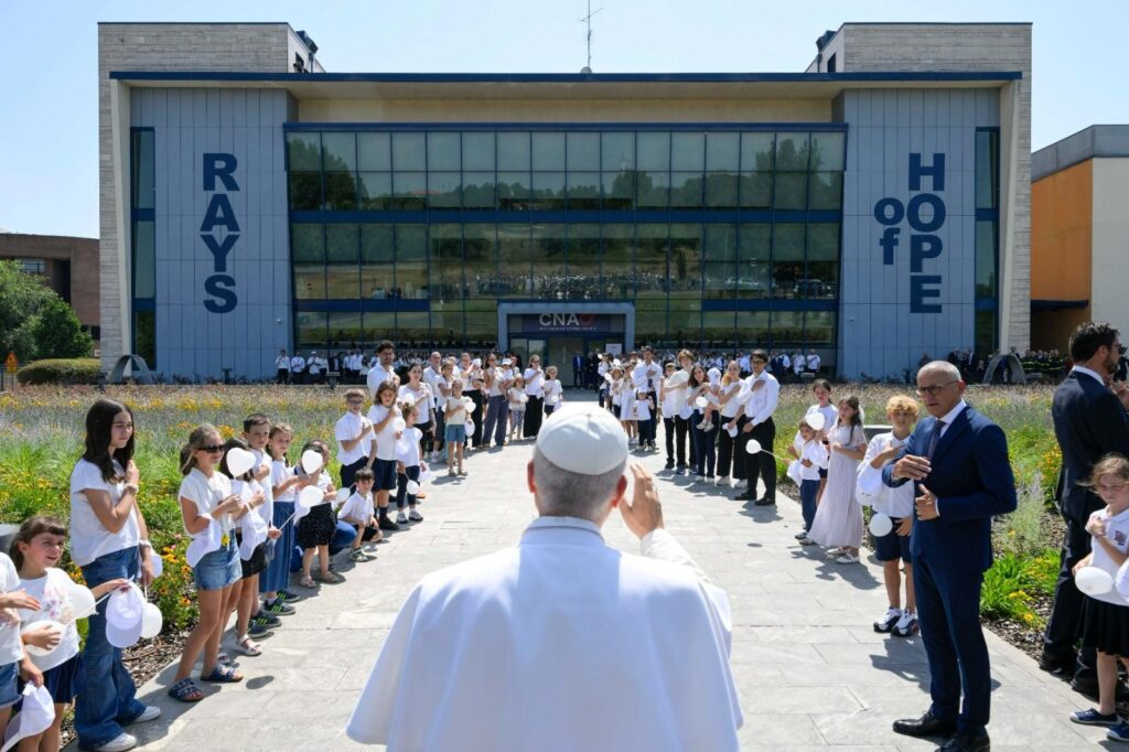 L'étreinte du pape Léon aux petits patients du Cnao de Pavie