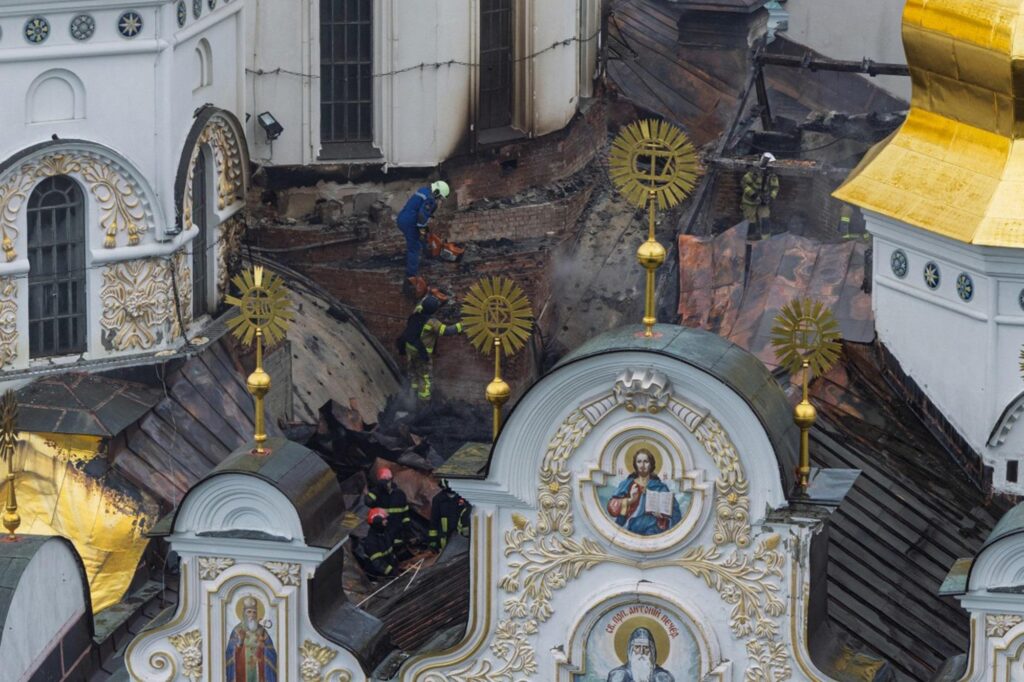 Vague de raids russes sur l'Ukraine, 11 morts et graves dégâts dans un monastère classé au patrimoine mondial de l'UNESCO