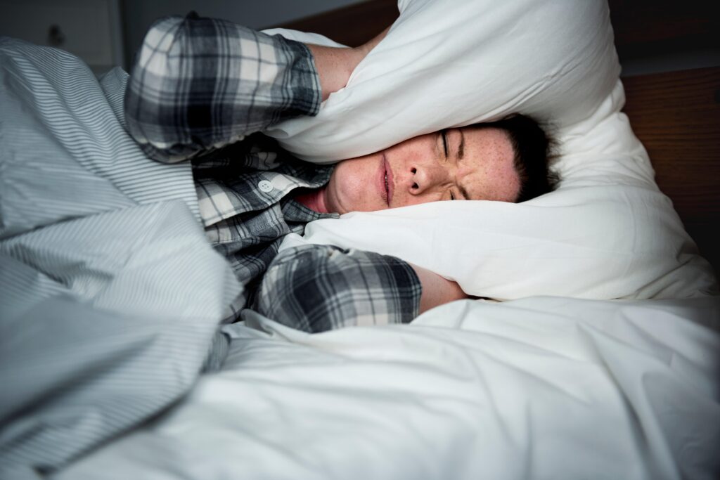 Italiens et sommeil, 3 sur 4 ont du mal à s'endormir et 1 sur 3 reste fidèle à son smartphone