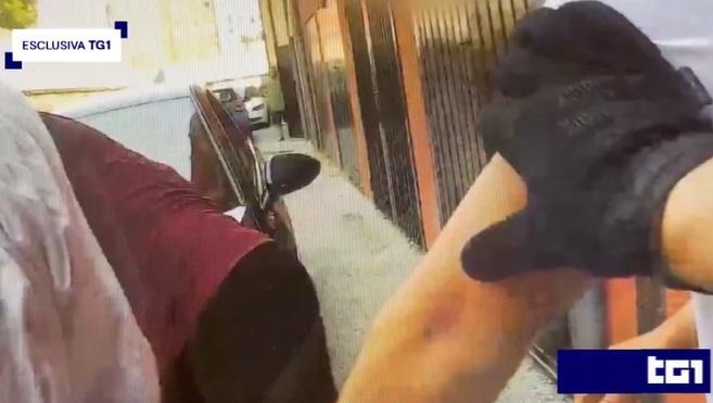 Affaire Fakir, images caméra du corps de la police sur Tg1. Agents juridiques : "Contact avec d'autres personnes" - Vidéo