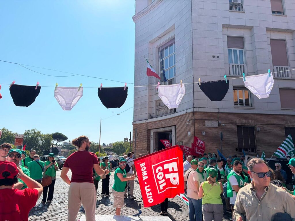 Agents du secteur privé et du RSA en charge du contrat : "Vous nous avez laissés en sous-vêtements"