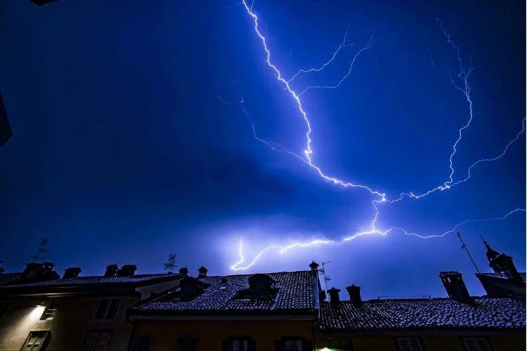Chaleur record, Pregliasco : « Les tempêtes aggravent les effets sur la santé »