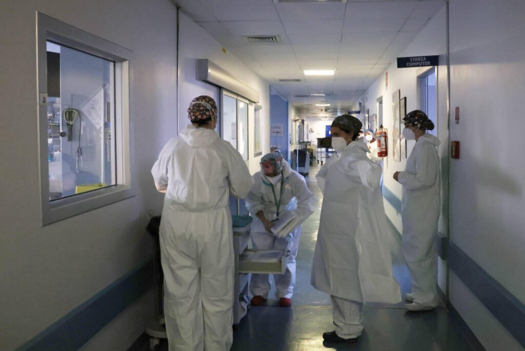 Covid, les médecins licenciés sont réintégrés. Burioni et Bassetti : « Honte »