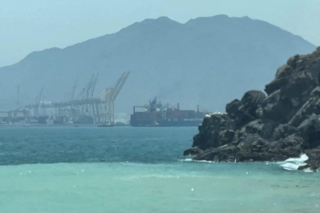 Iran, nouveaux raids américains. Téhéran : "Arrêtez l'accord si les engagements ne sont pas respectés". Médias : Explosions près de Bandar Abbas et de l'île de Qeshm