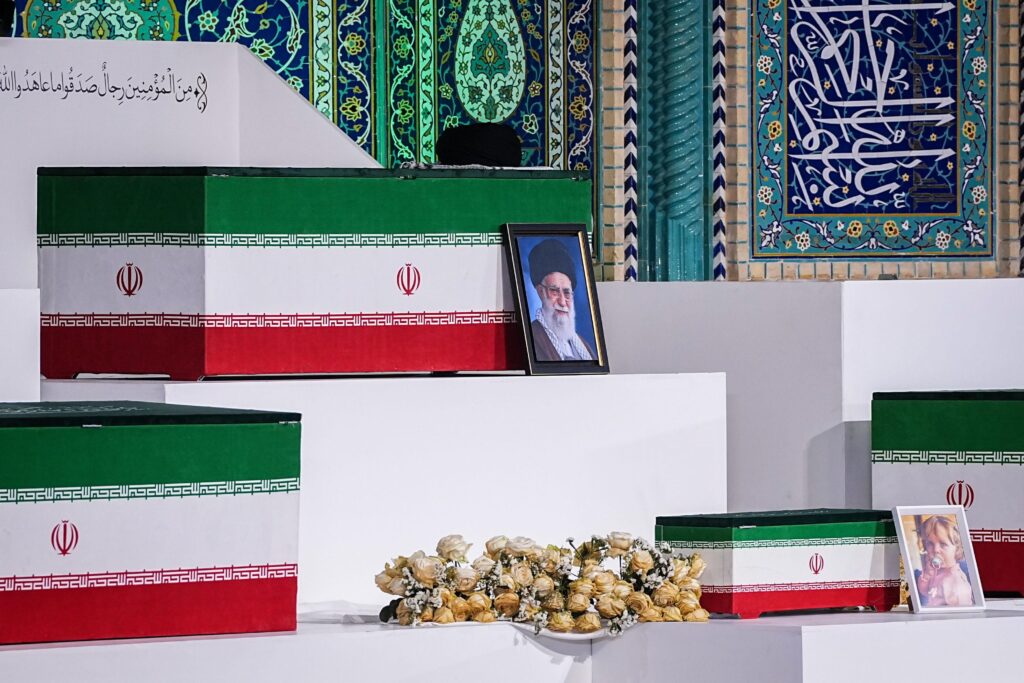 Iran, prière funéraire pour Khamenei : il y a trois enfants mais pas Mojtaba