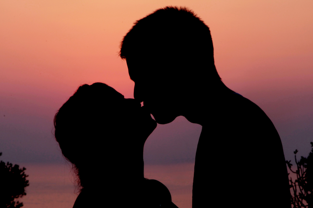 Journée du baiser, l'infectiologue "ne l'associe pas aux maladies, il vaut mieux embrasser que faire la guerre"