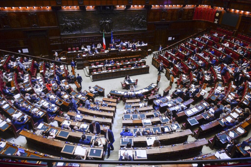 Loi électorale, préférences rejetées pour une voix. Meloni : "Nous avons besoin de réflexion." L'opposition : "Maintenant les élections"
