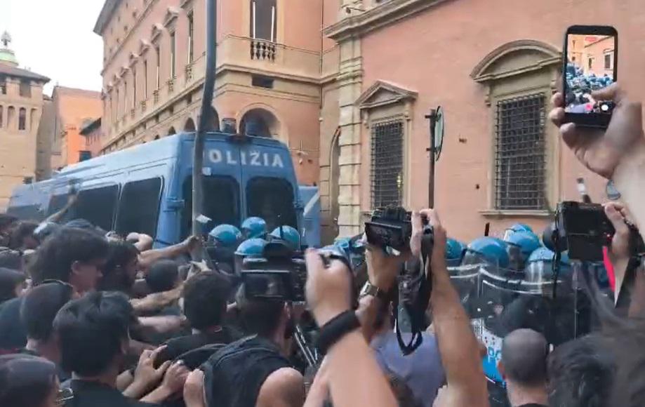 Morts menottés à Bologne, chants de « meurtriers » et heurts entre officiers et cortège. Voiture en feu en centre-ville