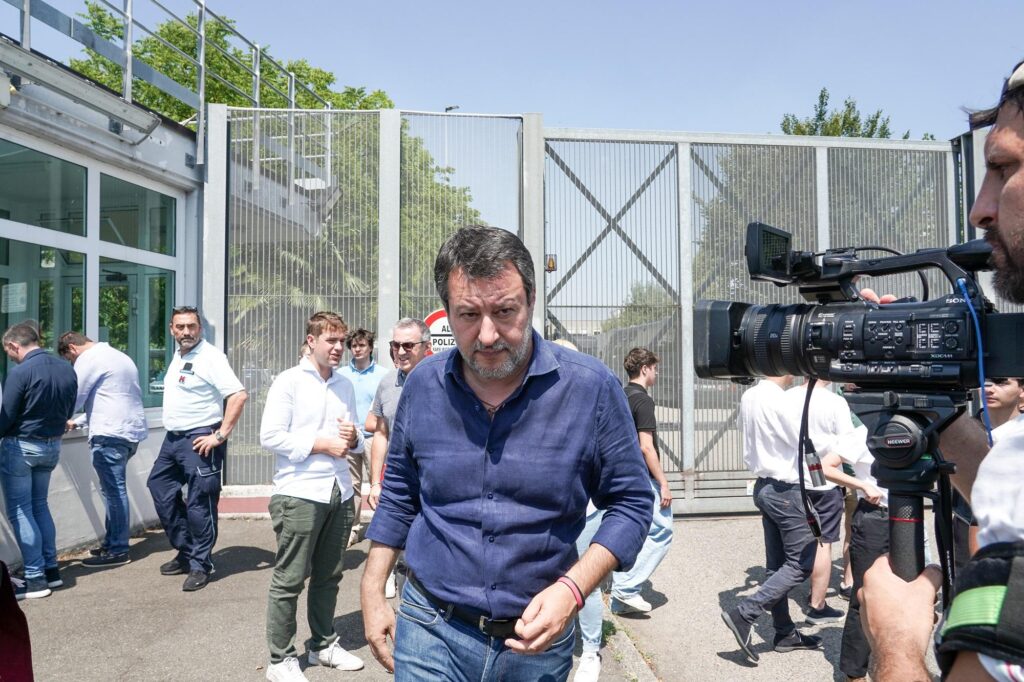 "Toute réaction n'est pas punissable", c'est ainsi que la Ligue veut faire évoluer la loi sur la légitime défense. Mais Forza Italia ralentit