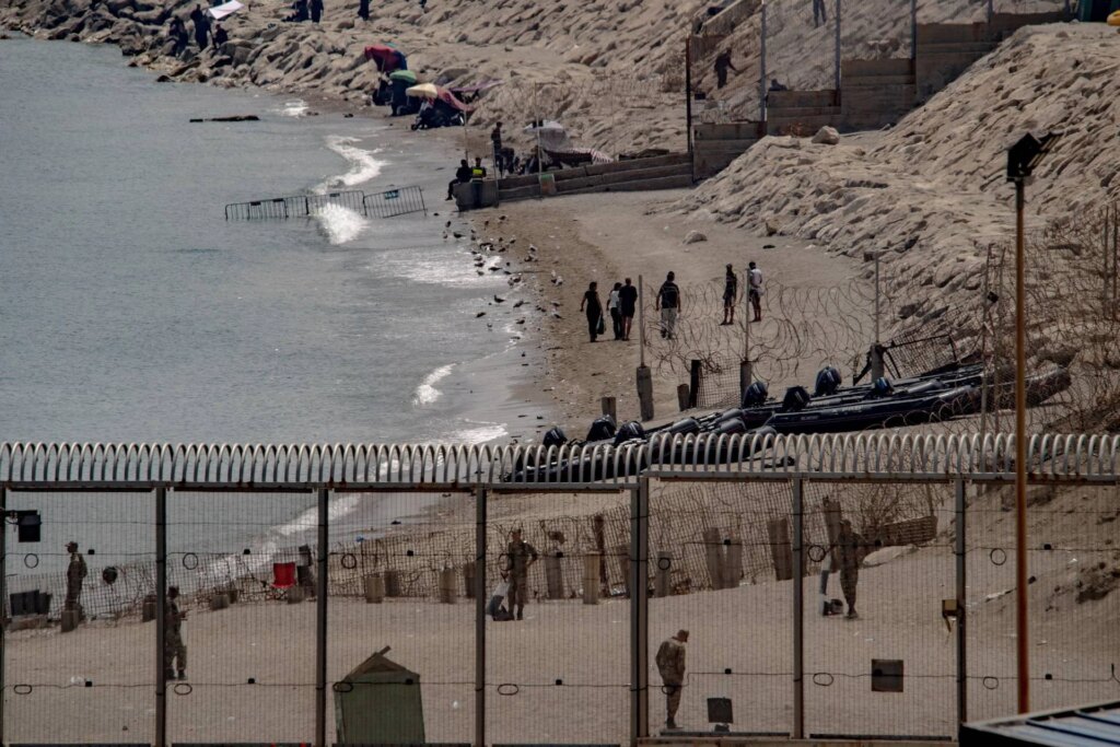 Ceuta, migrants proches de la frontière : le Maroc les disperse à coup de gaz lacrymogène et les transfère