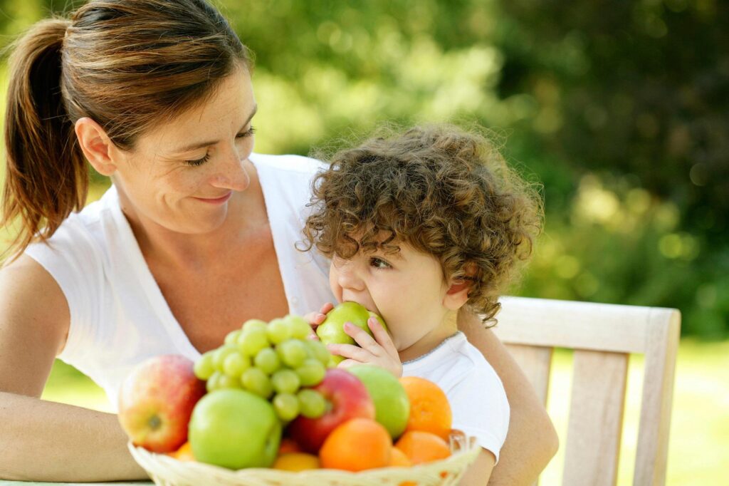 Chaleur et enfants, le menu anti-humidité des pédiatres : "Plus d'eau, de fruits et de repas légers"