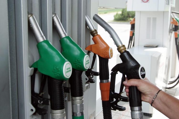 Chers carburants, Commission européenne : « La taxe sur les bénéfices supplémentaires relève de la responsabilité des États »